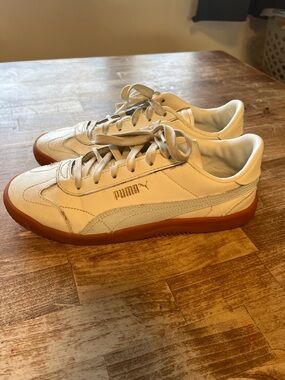 Puma Cream Leather Sneakers with Gum Sole | women’s size 9
